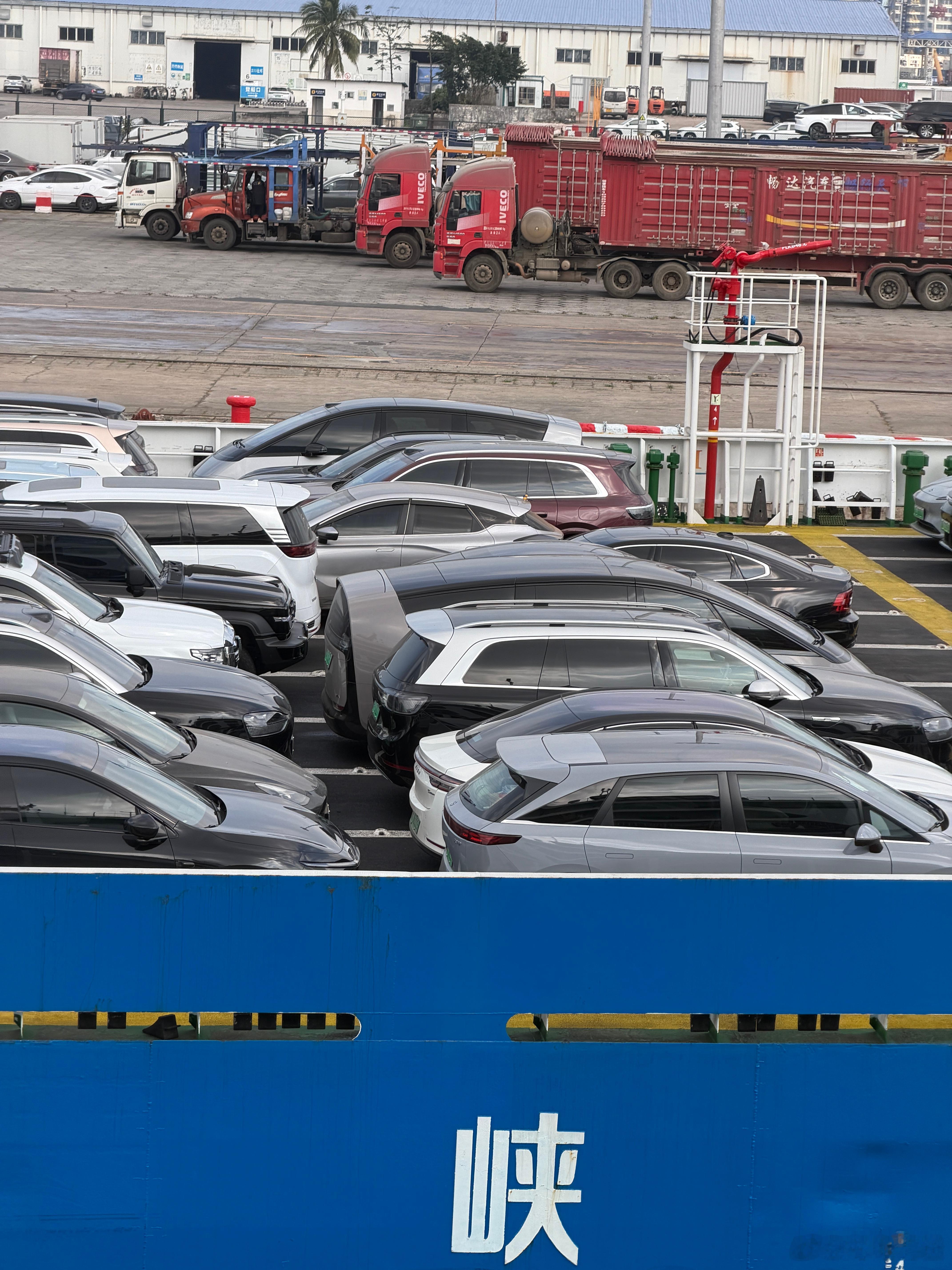 准备排队下船出港，远远的就看到咱白白的理想i6，对面两台MEGA也太显眼了 一台