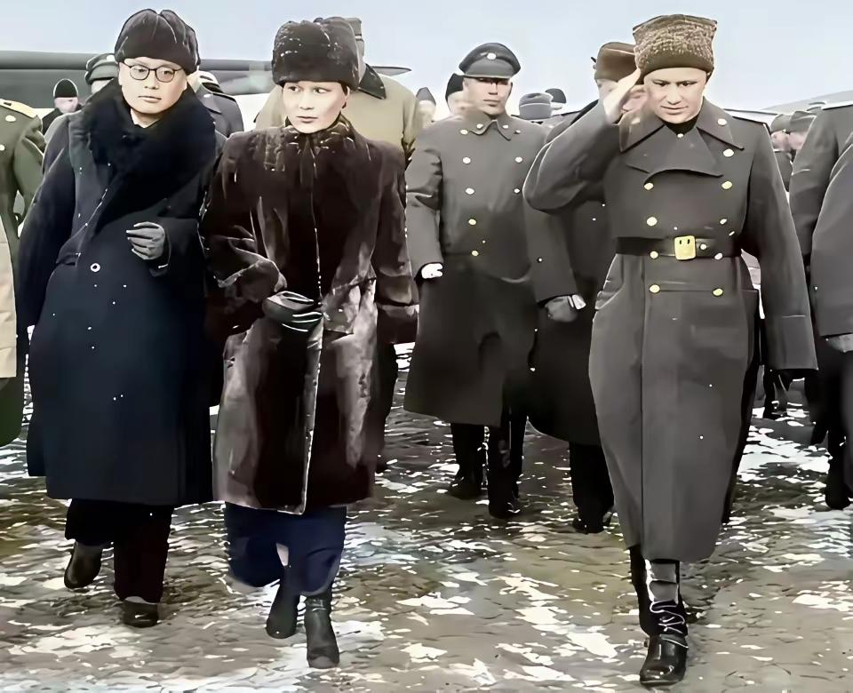 1946年，北风凛冽，宋美龄不顾严寒，行色匆匆地飞抵长春，想求苏联红军晚点撤。因