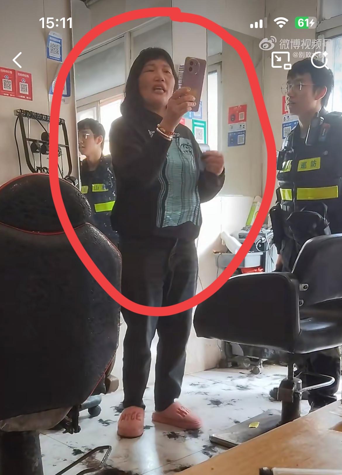 理发店沾上这样的小仙女也是倒霉，头发剪完她照镜子，说剪短了不想付钱。理发店小本生
