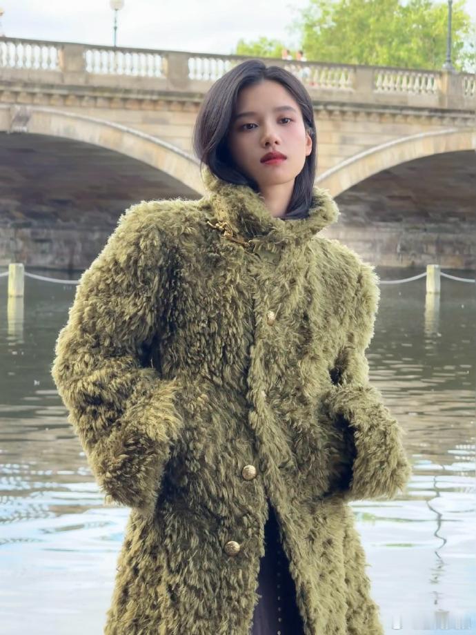 #张婧仪周末画报封面拍摄花絮##张婧仪皮草披肩领大衣#张婧仪的周末画报拍摄花絮令