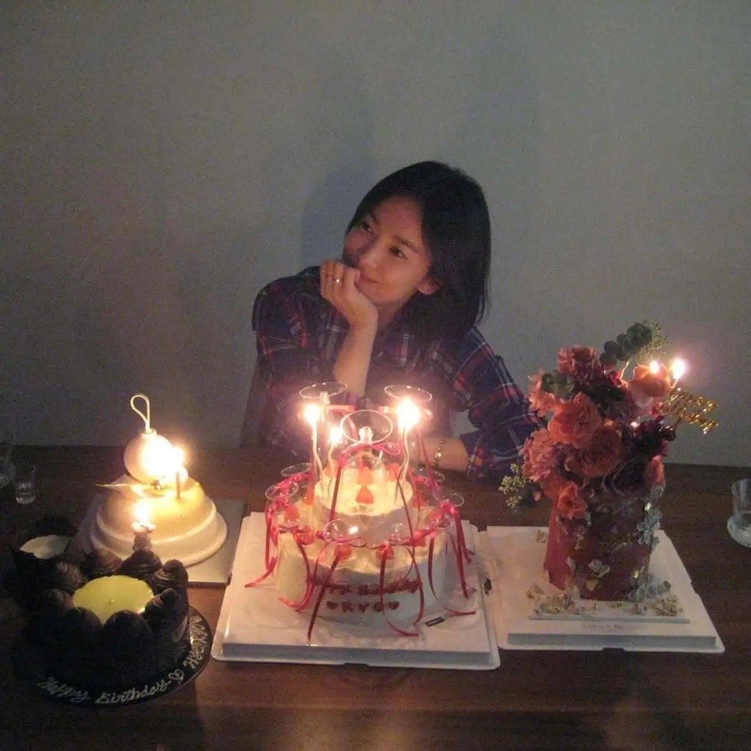 宋慧乔晒美照庆祝43岁生日 穿格子衬衫露灿烂笑容心情好。宋慧乔在社交平台上晒照庆