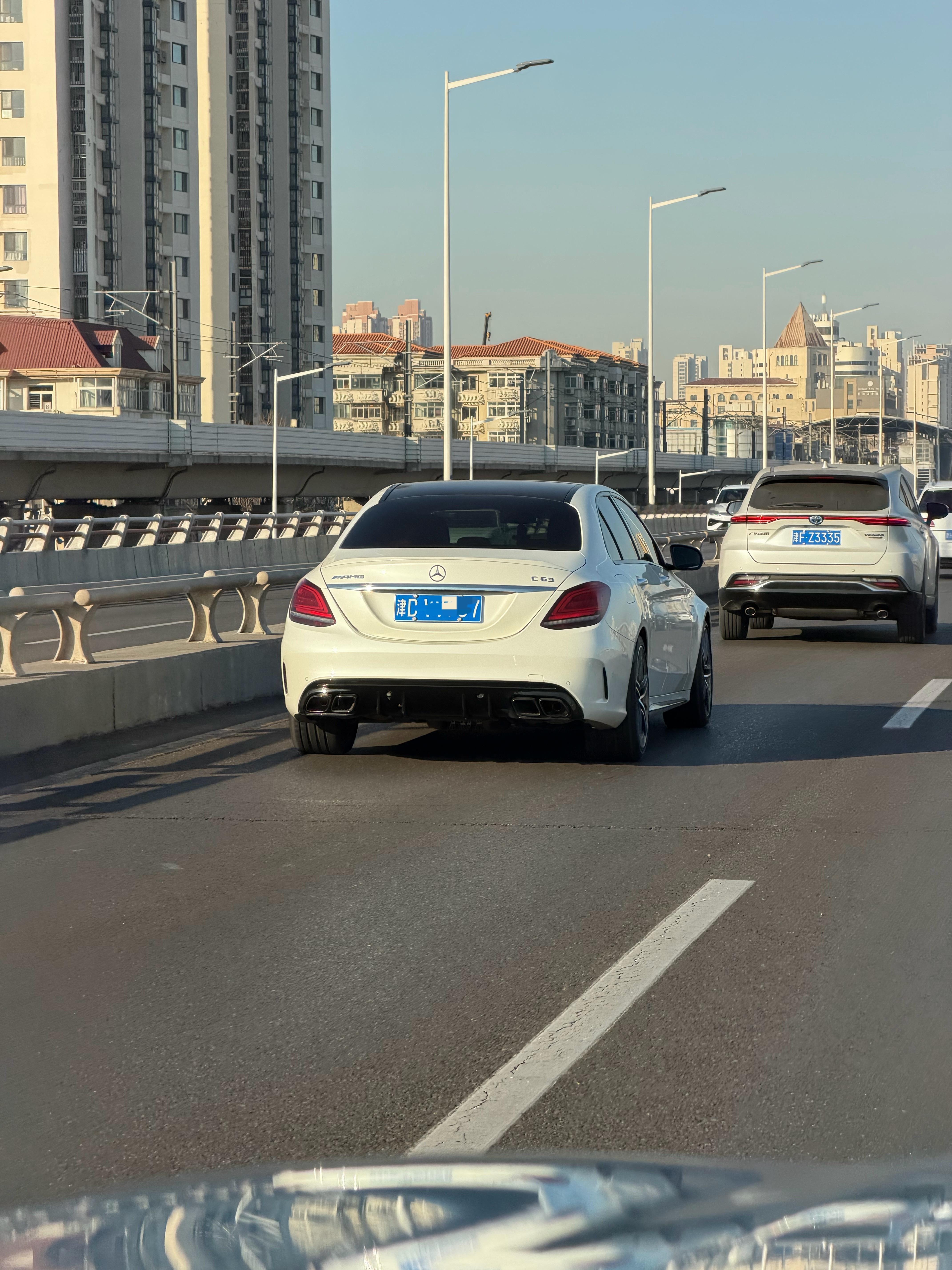 同志们，如何分辨这一代C63？跟普通C太像了当然了，图片应该是真的AMG，毕竟短