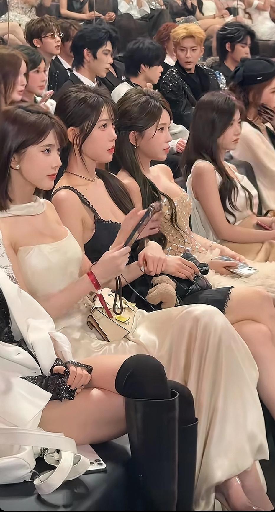 怎么全部长得一模一样的[捂脸][捂脸][捂脸]我眼花了么？