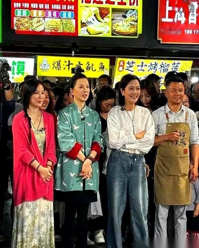 长沙四方坪，夜宵摊的塑料凳子上，坐着一个女人。
她低着头，筷子在碗里慢慢搅动，旁