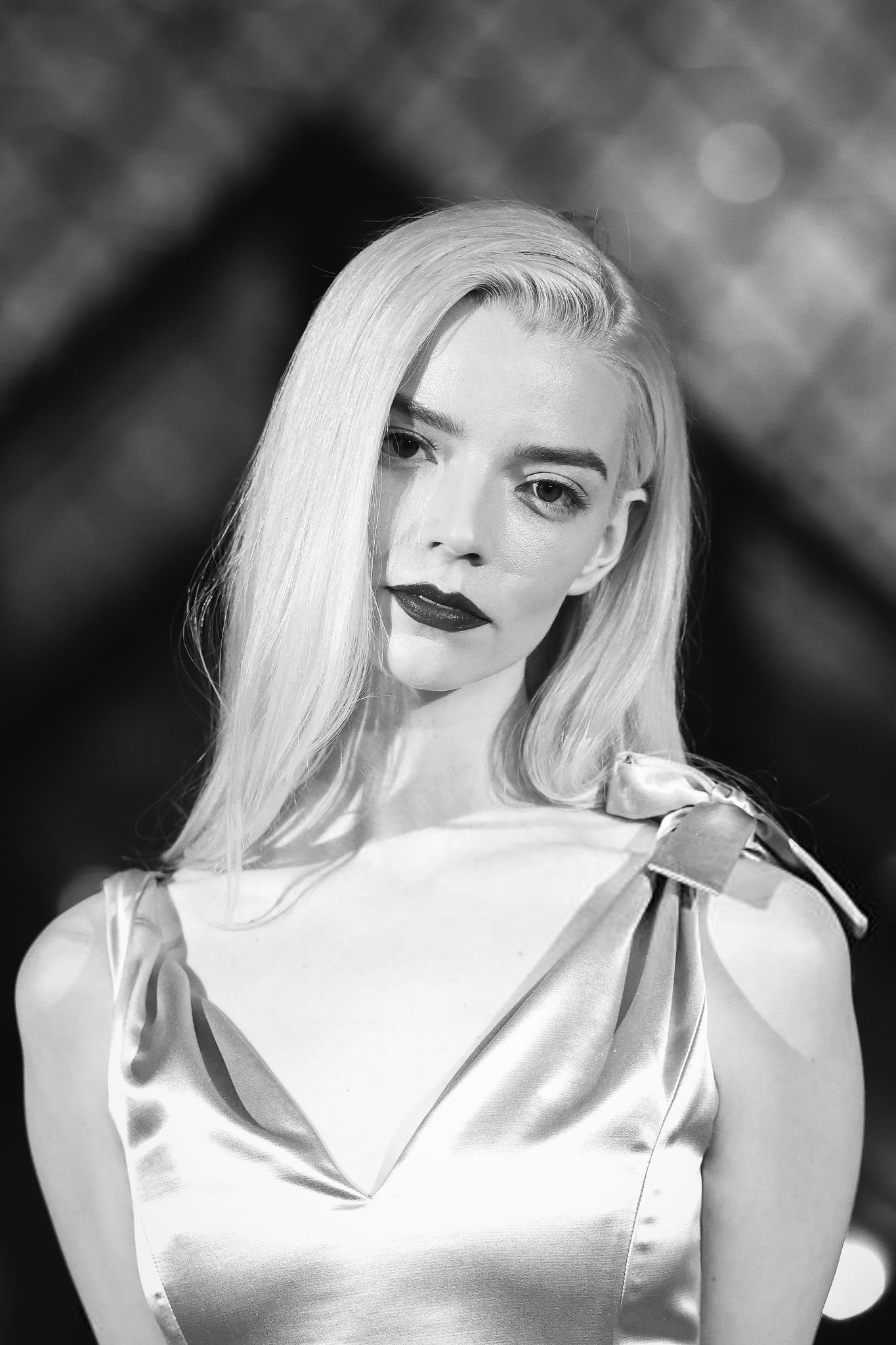 Anya Taylor-Joy亮相巴黎时装周： 