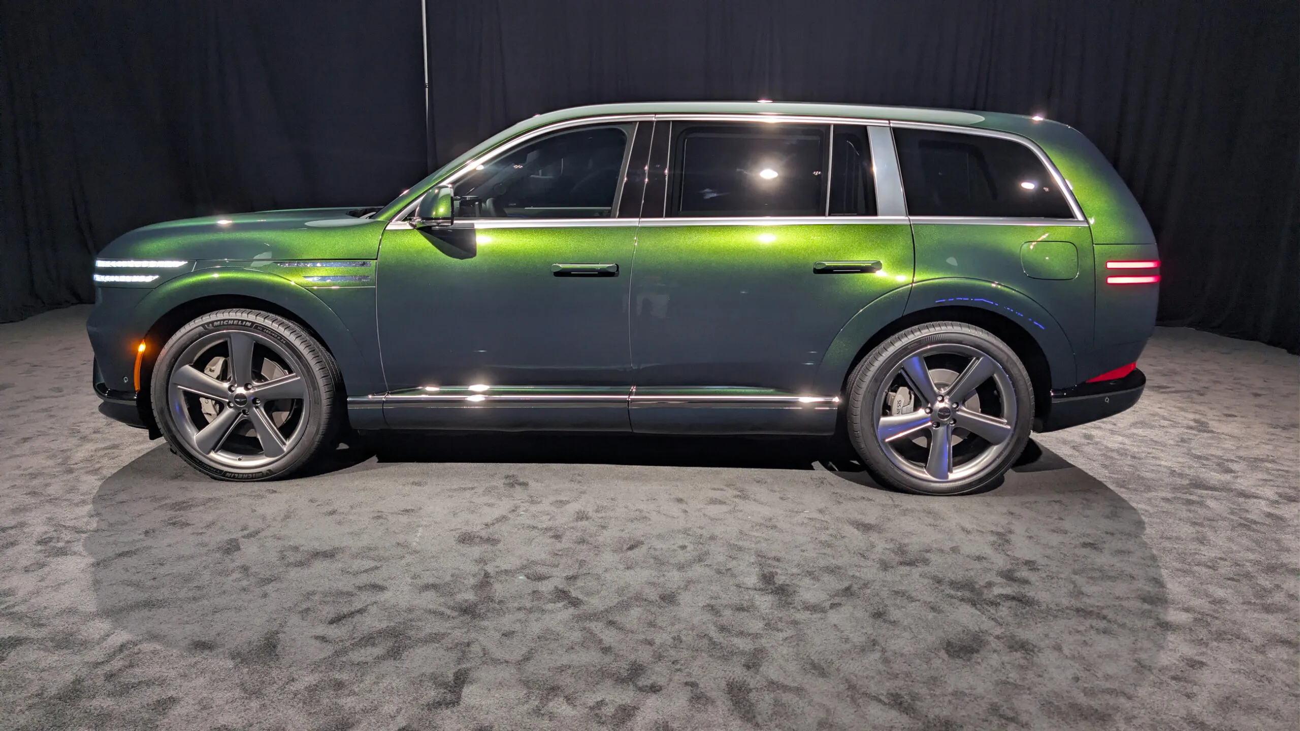 捷尼赛思GV90，5.28 米，全尺寸级别，没想到这是量产车，我以为是概念车，好