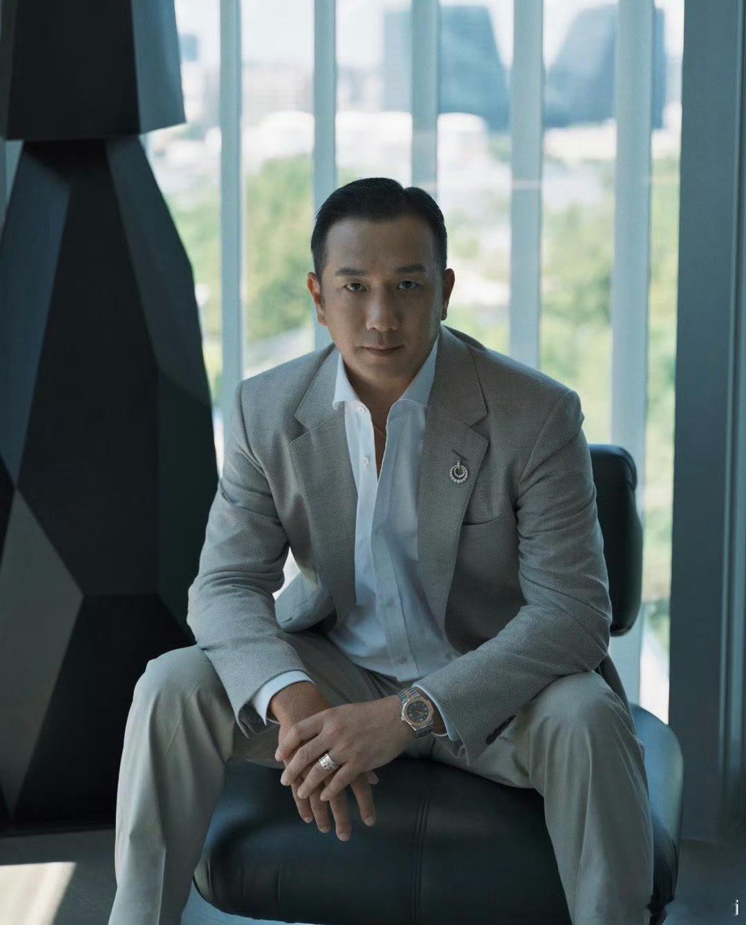 内娱不能没有黄觉这样的站哥 称黄觉是“内娱最会拍照的演员”，我觉得一点都不过分。