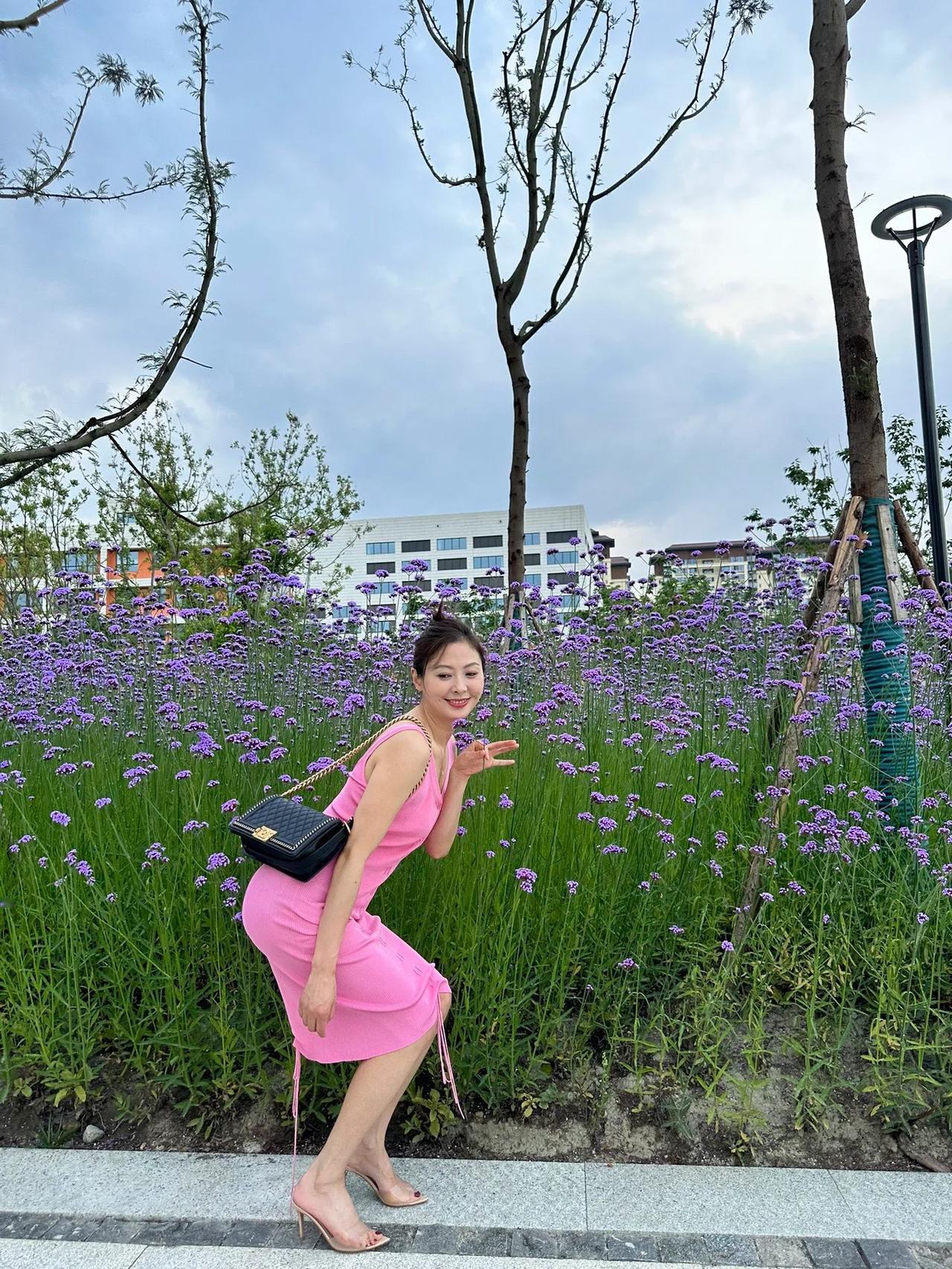 #哪种身材的女人穿衬衣半裙好看# #短裙气质女神# #显身材裙子分享# #半裙、