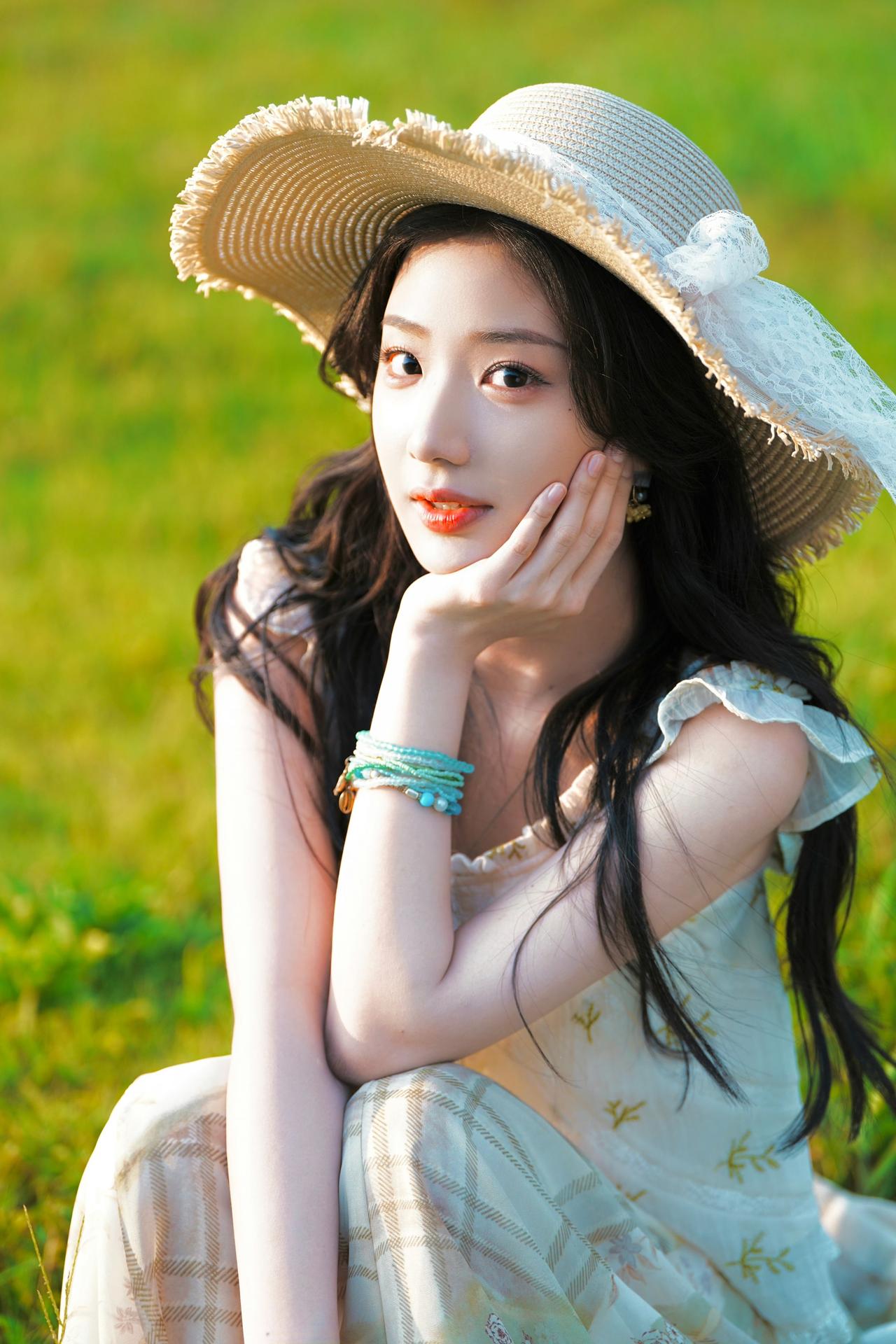 杨舒予阳光草地与碎花裙，是属于夏天的灵动少女✨