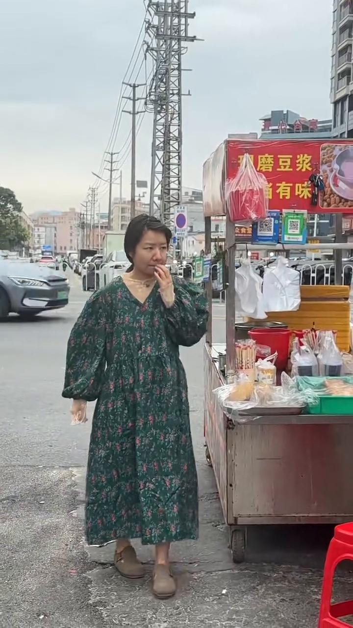 当我买了一堆网红衣服走进现实生活。
·复古气质连衣裙，无美颜、无滤镜、无拉腿，原