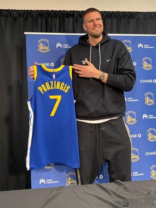 科尔今日表示，波尔津吉斯生病了，球队希望他在周日对阵湖人时能复出，他将缺席今明两