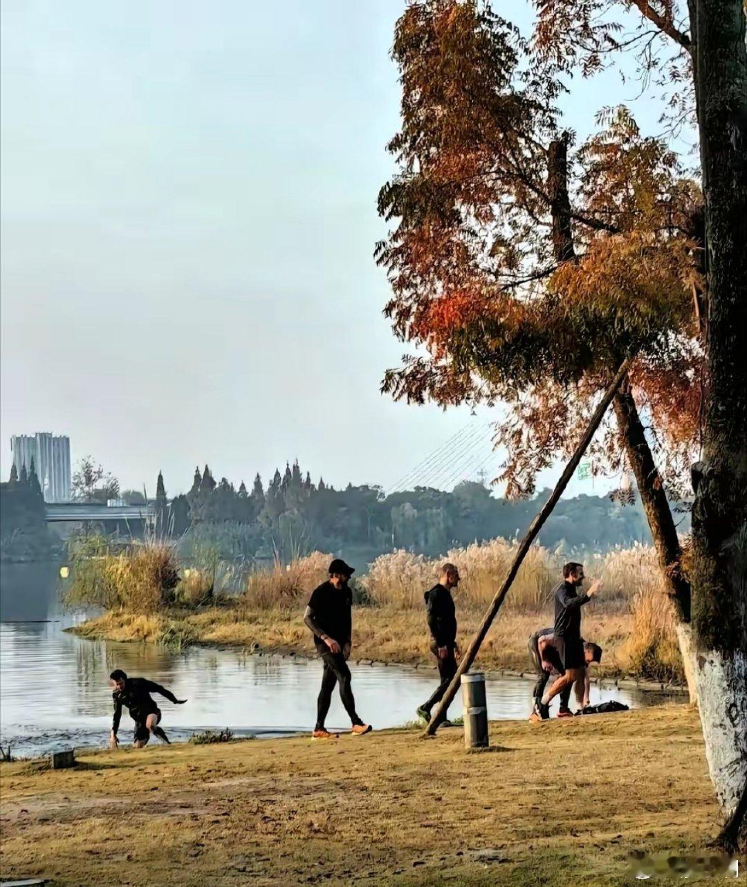 马克龙成都晨跑和路人打招呼马克龙早上在成都晨跑赏湖的时候，原本保镖想保护马克龙不