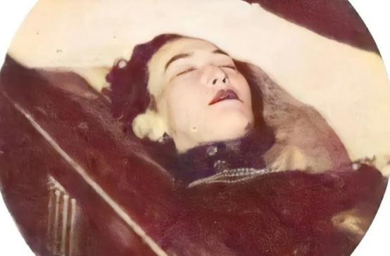 1957年，“金嗓子”女歌手周璇的遗容被定格，她身穿旗袍，梳着优雅的发型，面容显