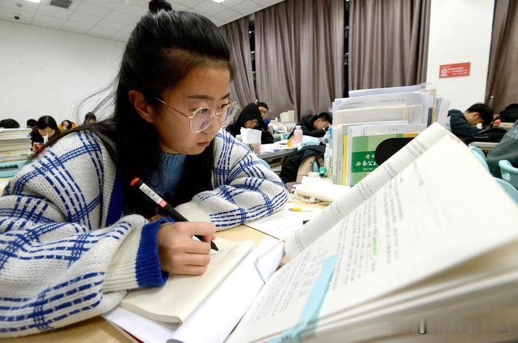 应用心理学就业前景如何?一边爆火一边劝退！应用心理学，到底是黄金风口还是天坑陷阱