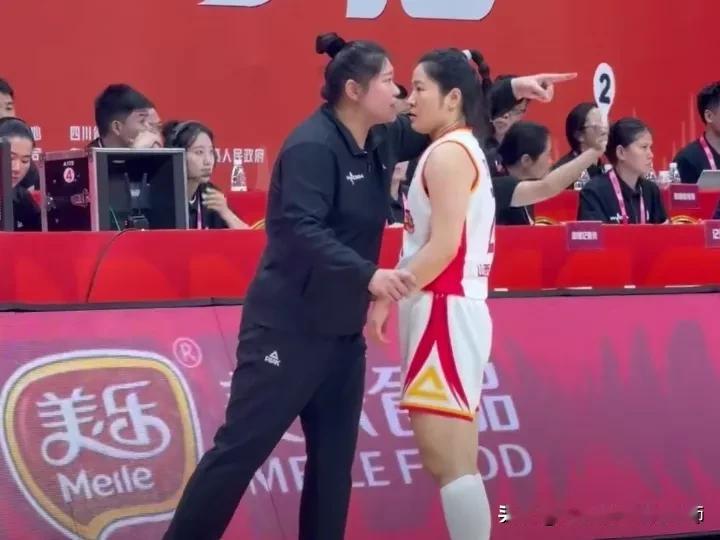不得不说，山西女篮助理教练于琪的临场指挥，比主教练米卡强了不少。
球员就像棋子，