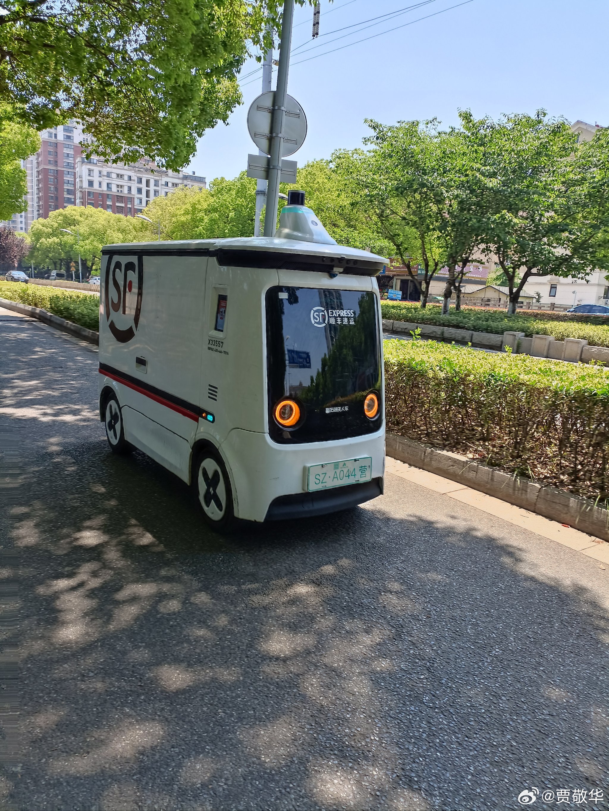 刚才吃饭遇到了本地某快递公司运营总，他说今年总部要求无人快递车数量不低于50辆，