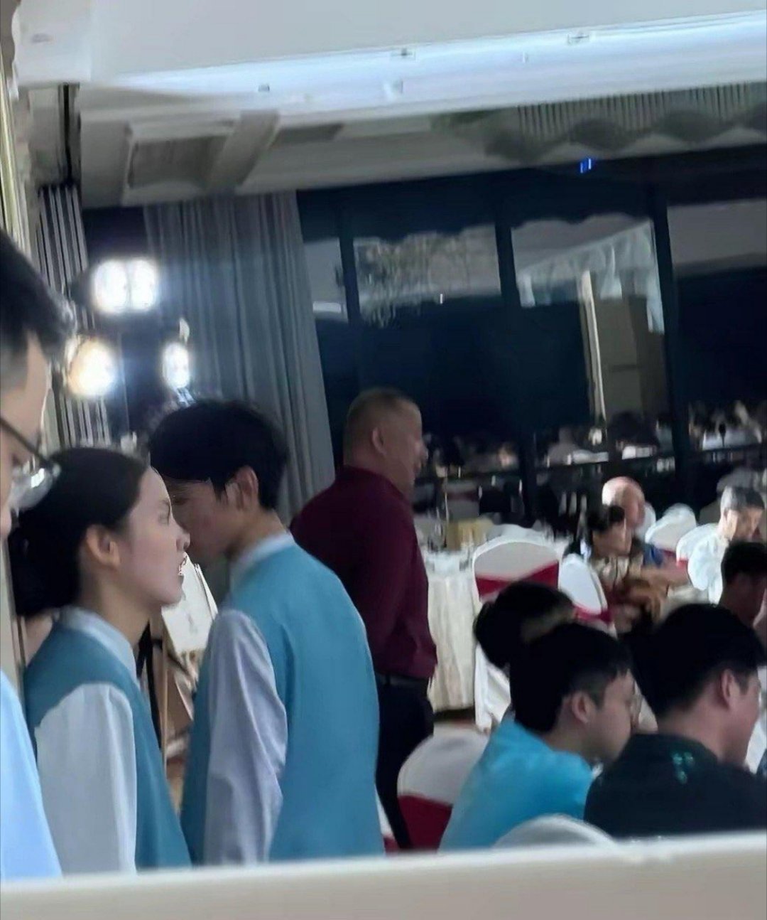 谁能预料到，这个服务员，将来会成为一个大明星 