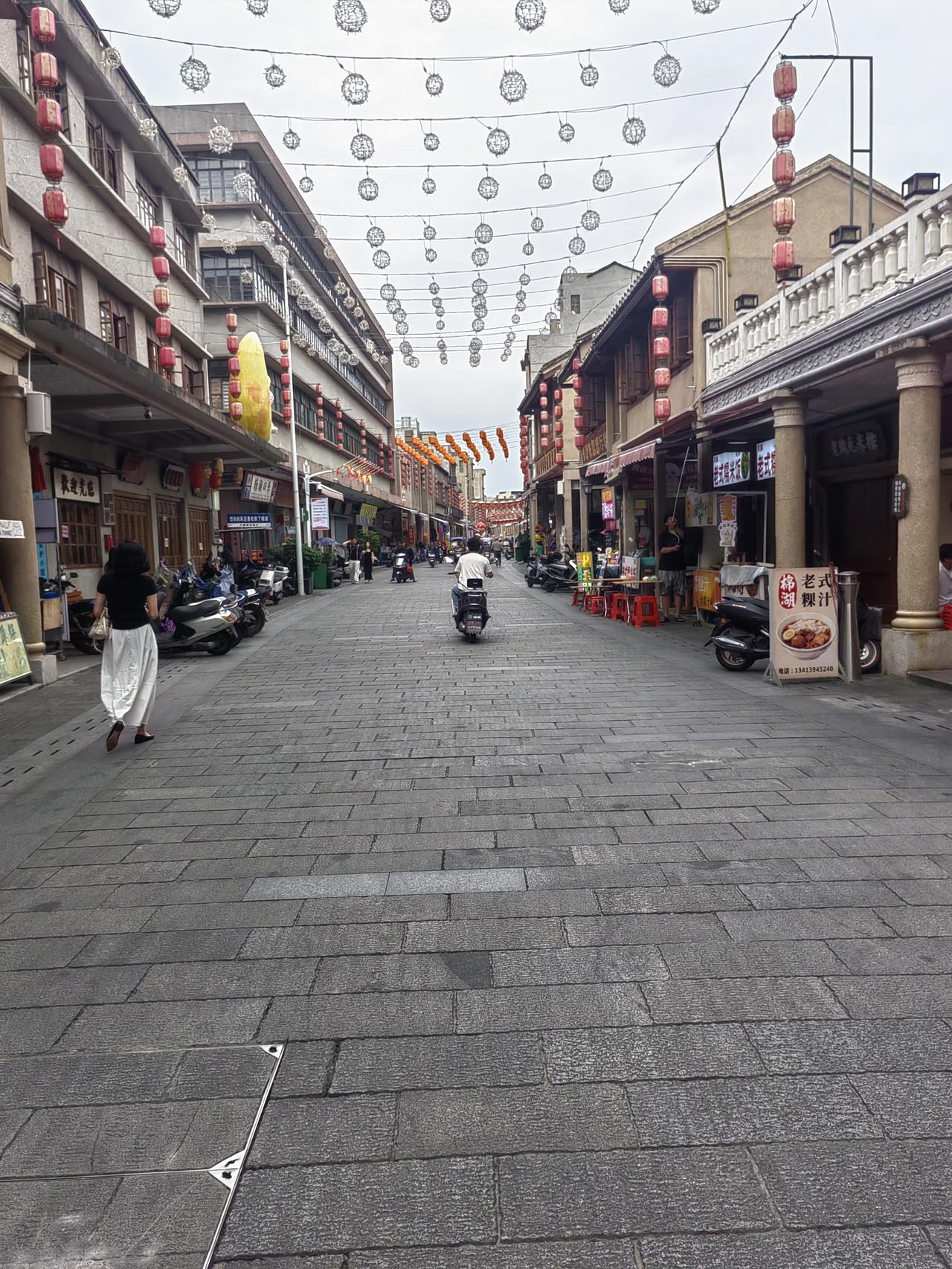 古风街巷，红灯笼高挂，人声鼎沸，尽显繁华。