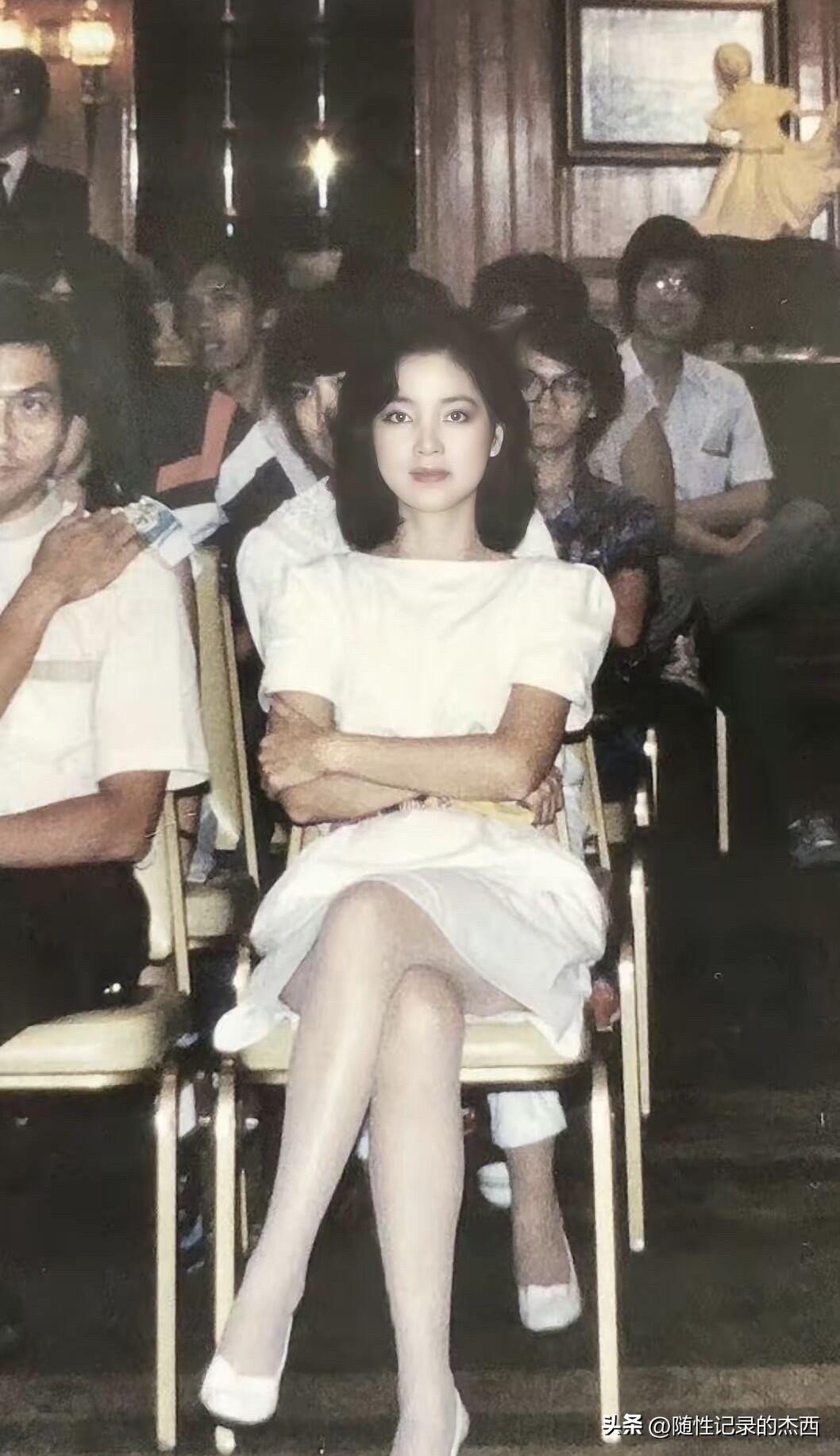 八九十年代的女明星里，她是最有气质的一位，比关之琳和钟楚红都要有气质。留着齐肩的