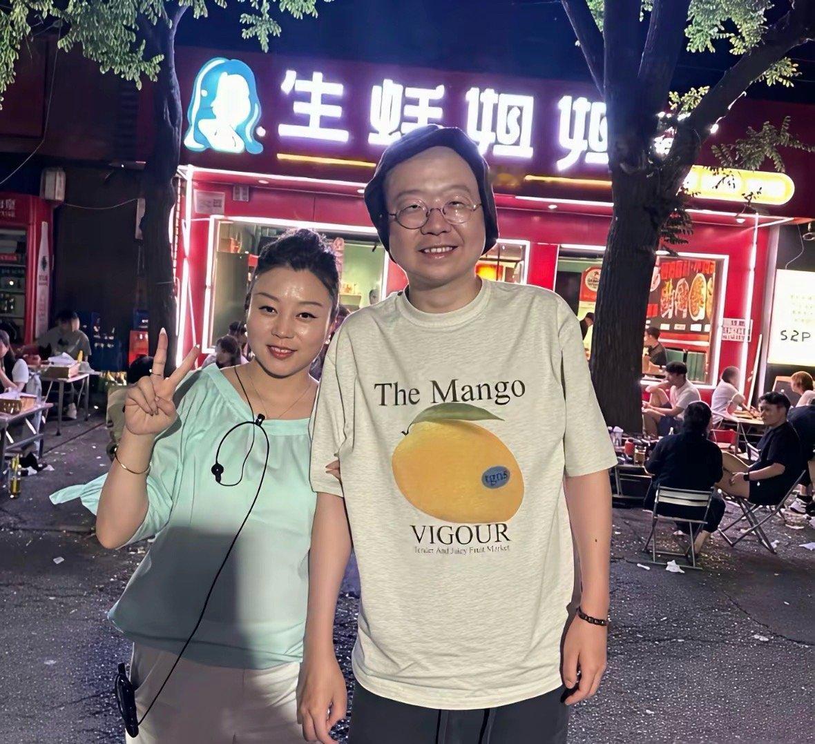 35岁李诞北京餐馆吃生蚝，打扮显老似大爷，颜值普通，却意外走红，魅力何在？ ​​