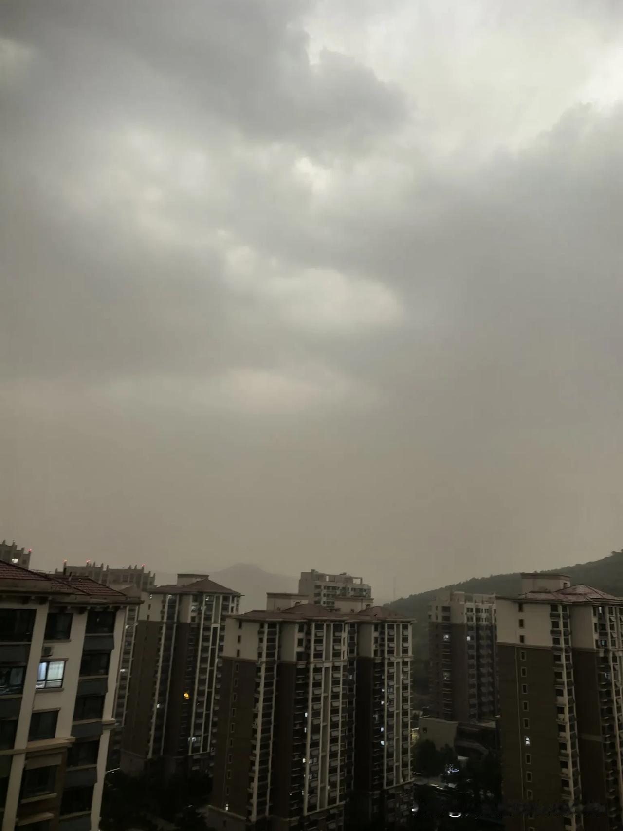 2025年4月30日17时40分，济南乌云密布，狂放大作。