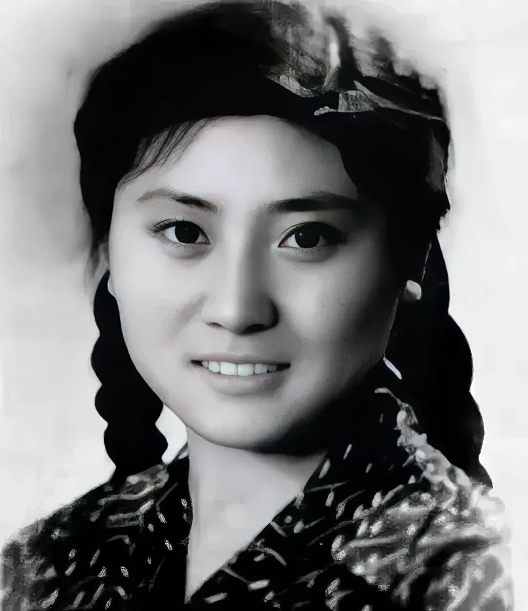 袁霞，人民艺术家，八一电影制片厂演员。
印象最深刻的是，她在电影《永不消逝的电波