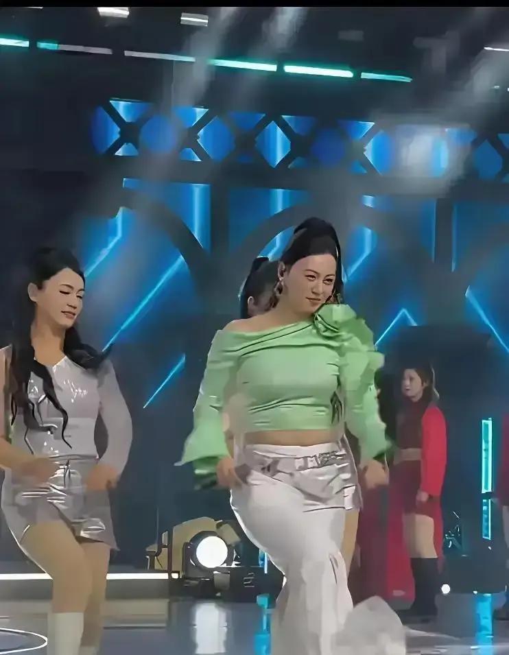 唐艺直播练臀腿，弹幕飘来“屁股大好生儿子”她直接停动作，把体脂秤搬上镜头：
8%