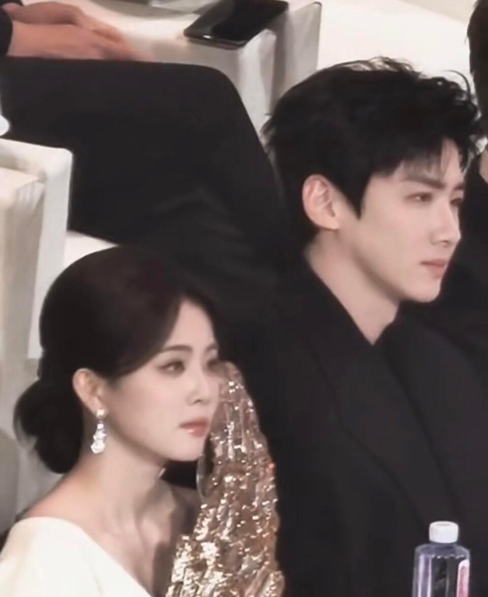 白鹿白敬亭 豪门兄妹我就这样给白鹿白敬亭接合作，盛典坐一起很养眼很乖的组合，两个