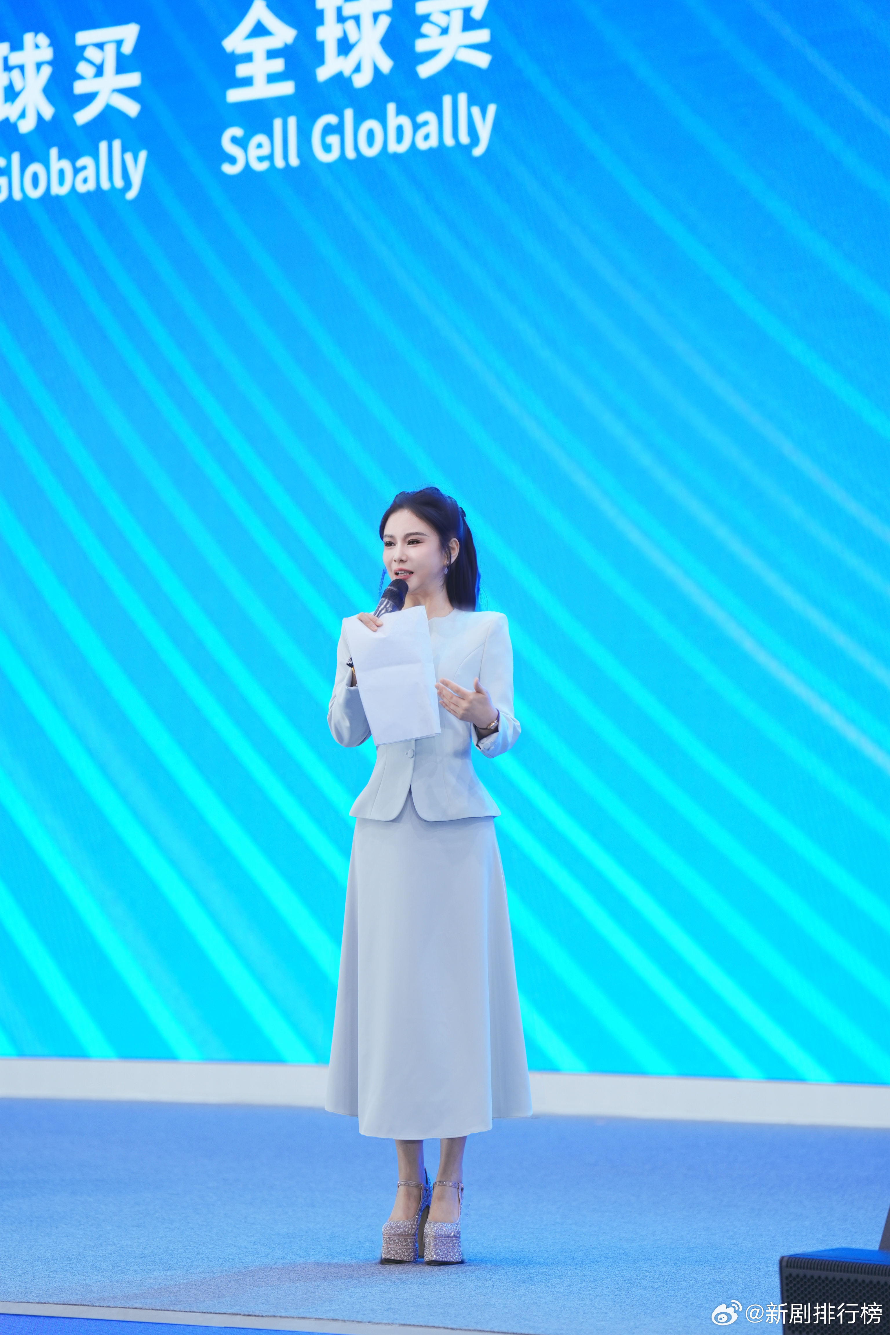 凤凰财经主持人刘美希亮相中关村论坛 刘美希以学霸风采和卓越控场能力亮相中关村论坛