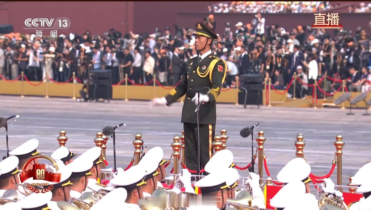 小伙伴们，看阅兵了～ ​​​