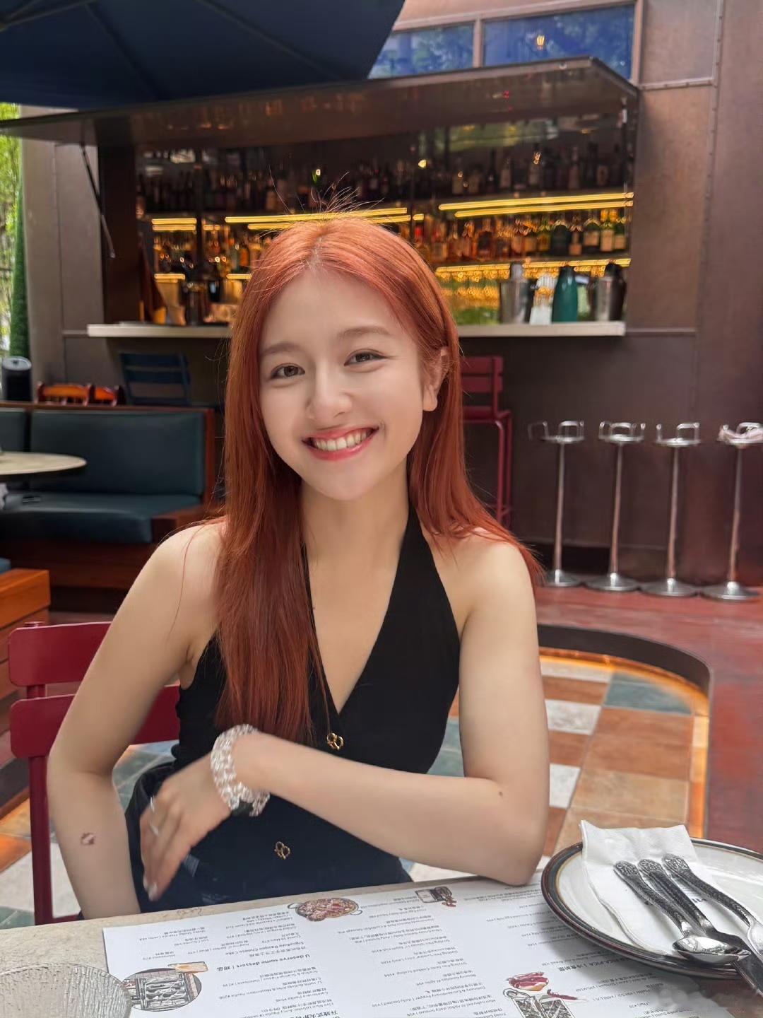 大家觉不觉得 李兰迪最近的照片有一种“死了老公”的明媚感。

张新成和李兰迪在2