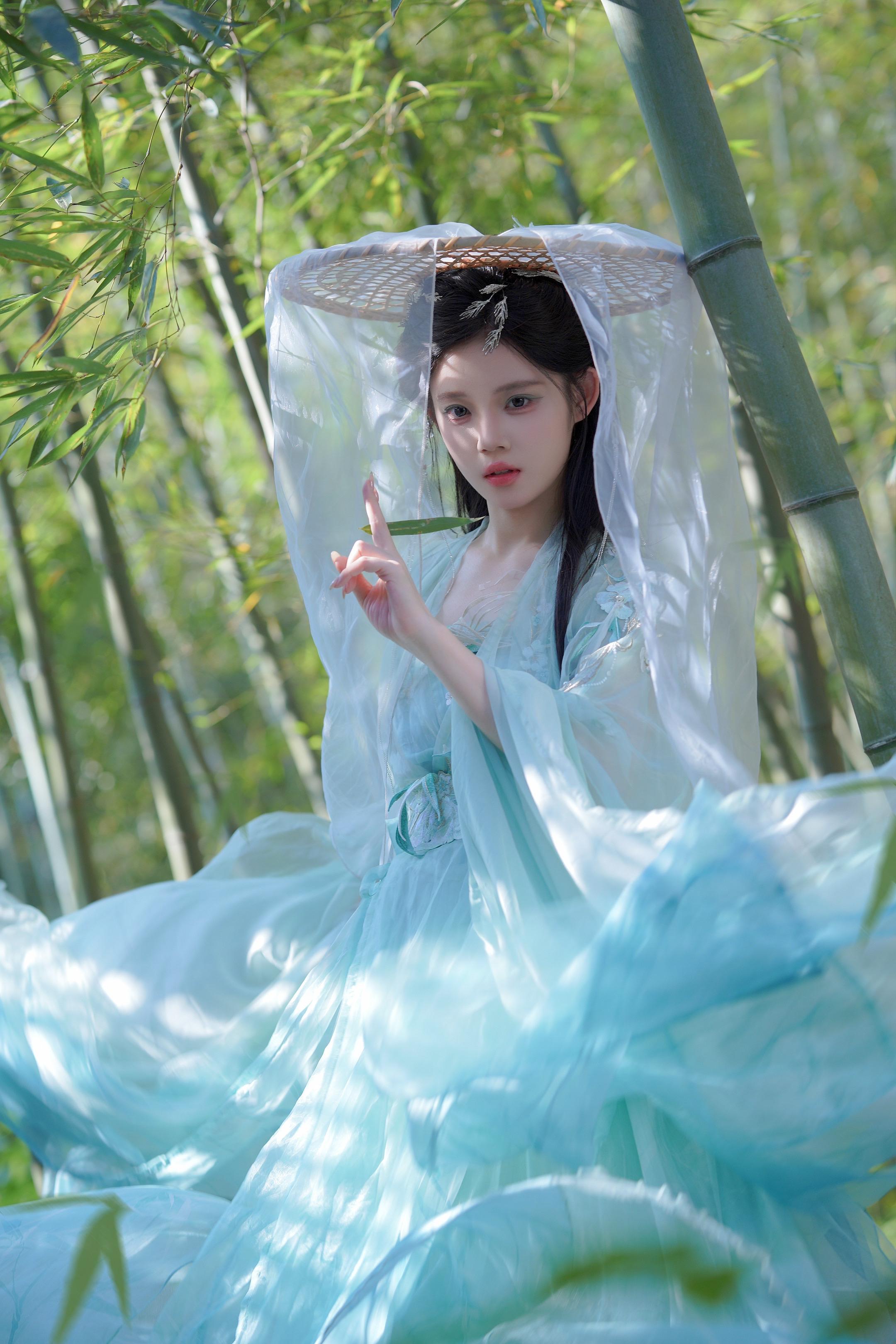 竹林听风起，江湖藏袖间。