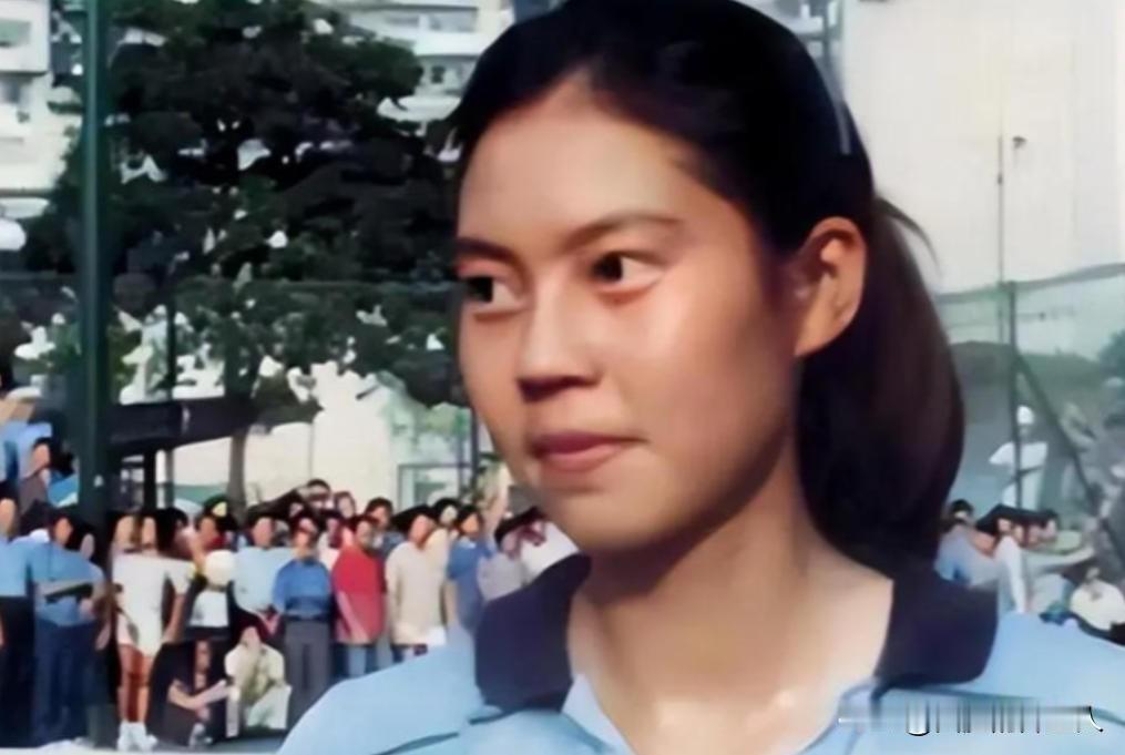 1982年，她在比赛期间背叛了祖国，以“政治避难”为由投向了美国的怀抱，令中国队