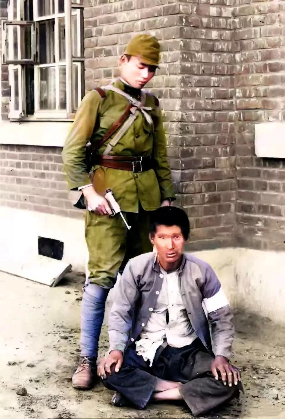 1938 年的南京，一个日本士兵手里握着短枪，以一种高高在上的征服者姿态站在中国