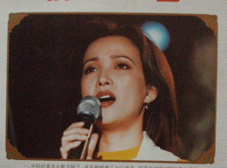 当年何晴年轻又清纯，李亚鹏还是个阳光大男孩，照片留下他们相处愉快的一幕。年轻真好