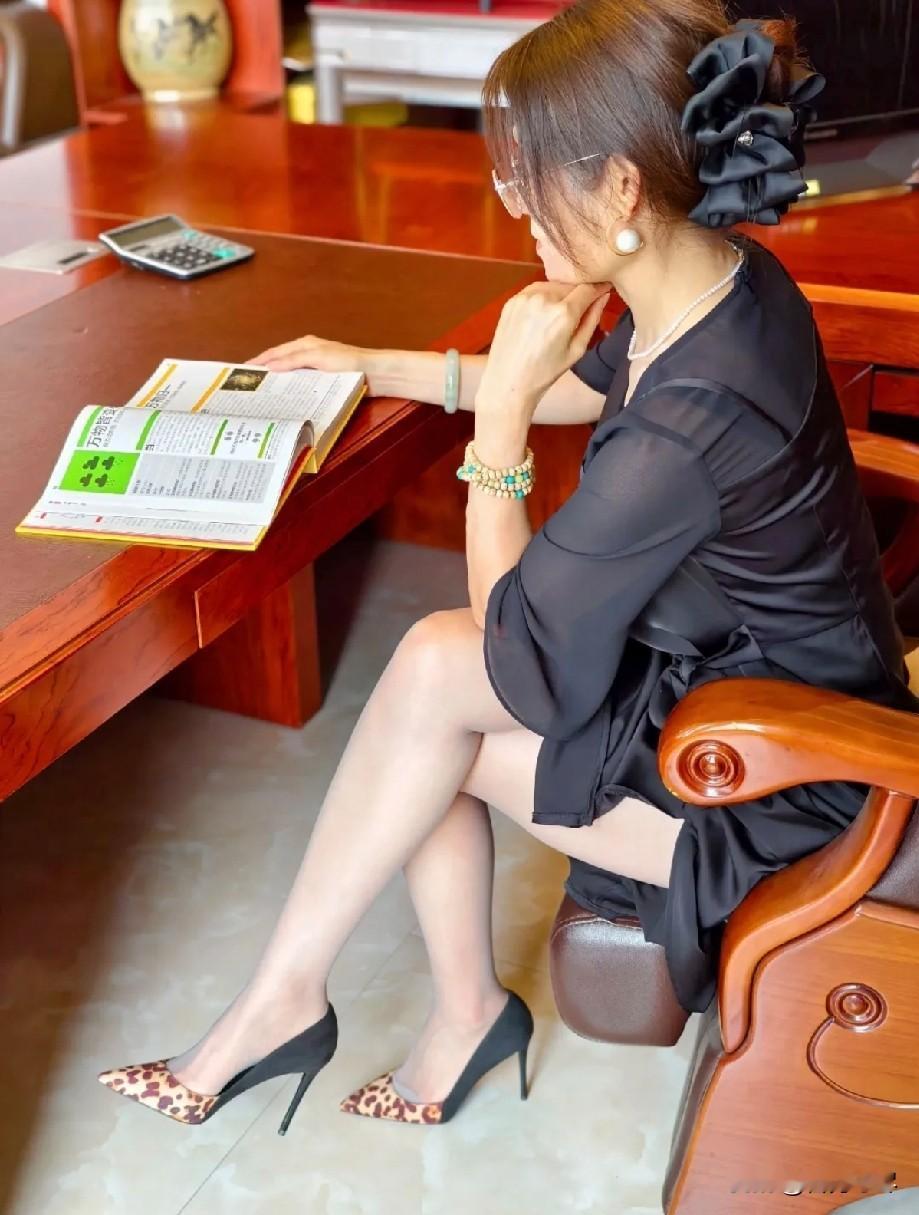眼镜老板娘韵味十足