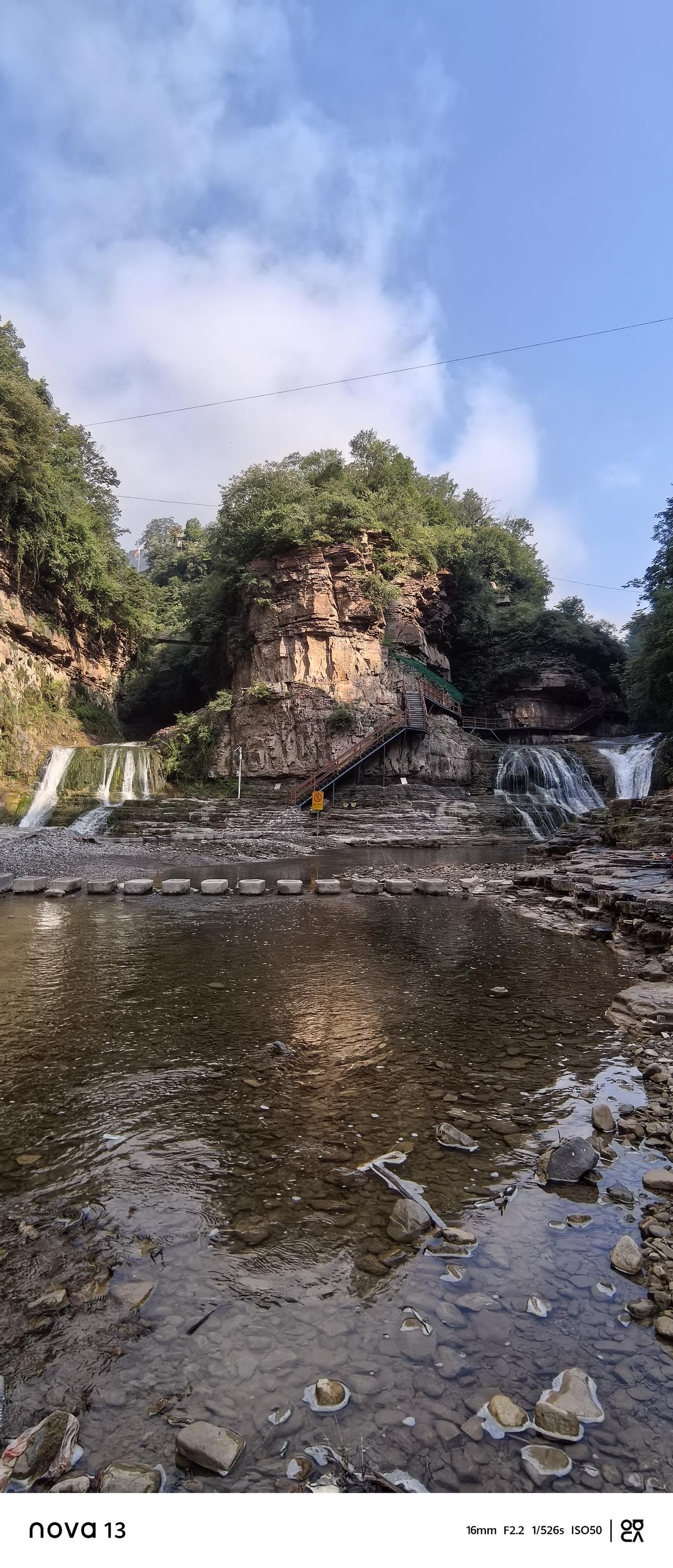 《夏游蟒河》
夏日蟒河翠色多，万重林海涌青波。
清溪飞瀑凉侵骨，幽谷轻岚雾绕柯。