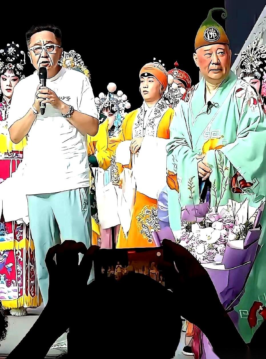 几百双眼睛死死盯着，搭档把话筒直接怼到你脸上：“人家心疼你了。你说，你愿意么？”