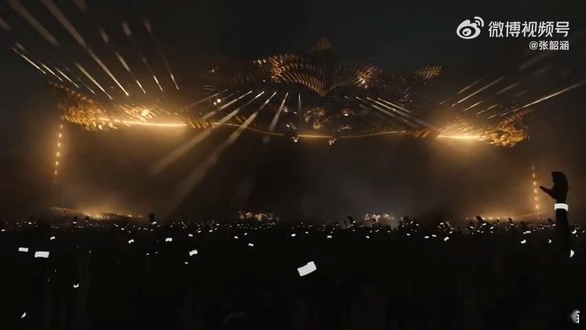 张韶涵用波浪屏为歌迷升舱 张韶涵的演出加上波浪屏的加持，每一个画面都像是电影中的