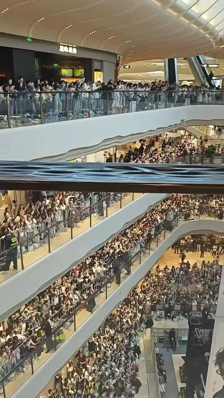 丁禹兮西安线上直播间被挤爆线下限流后的人头，商场因为人太多关门了 
