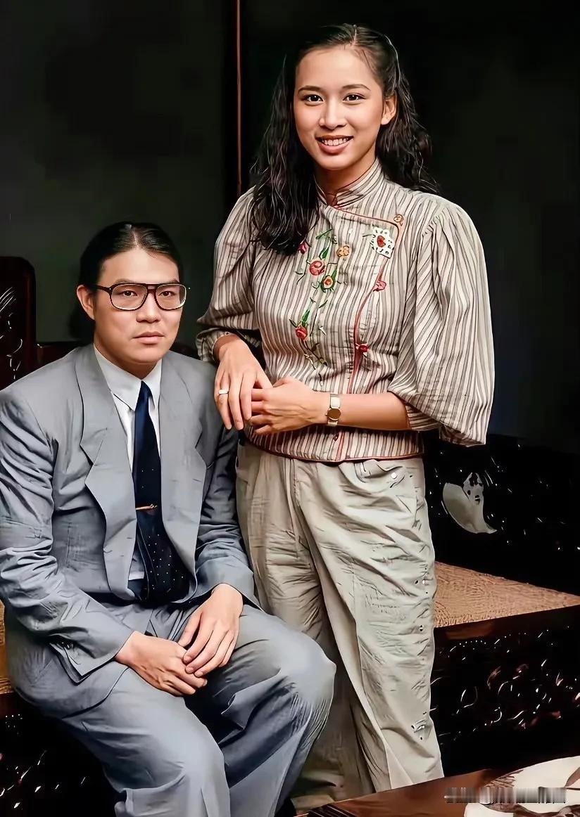 年轻时的霍震霆与朱玲玲在家中的留影。

朱玲玲是香港小姐，祖籍广东，出生于缅甸，