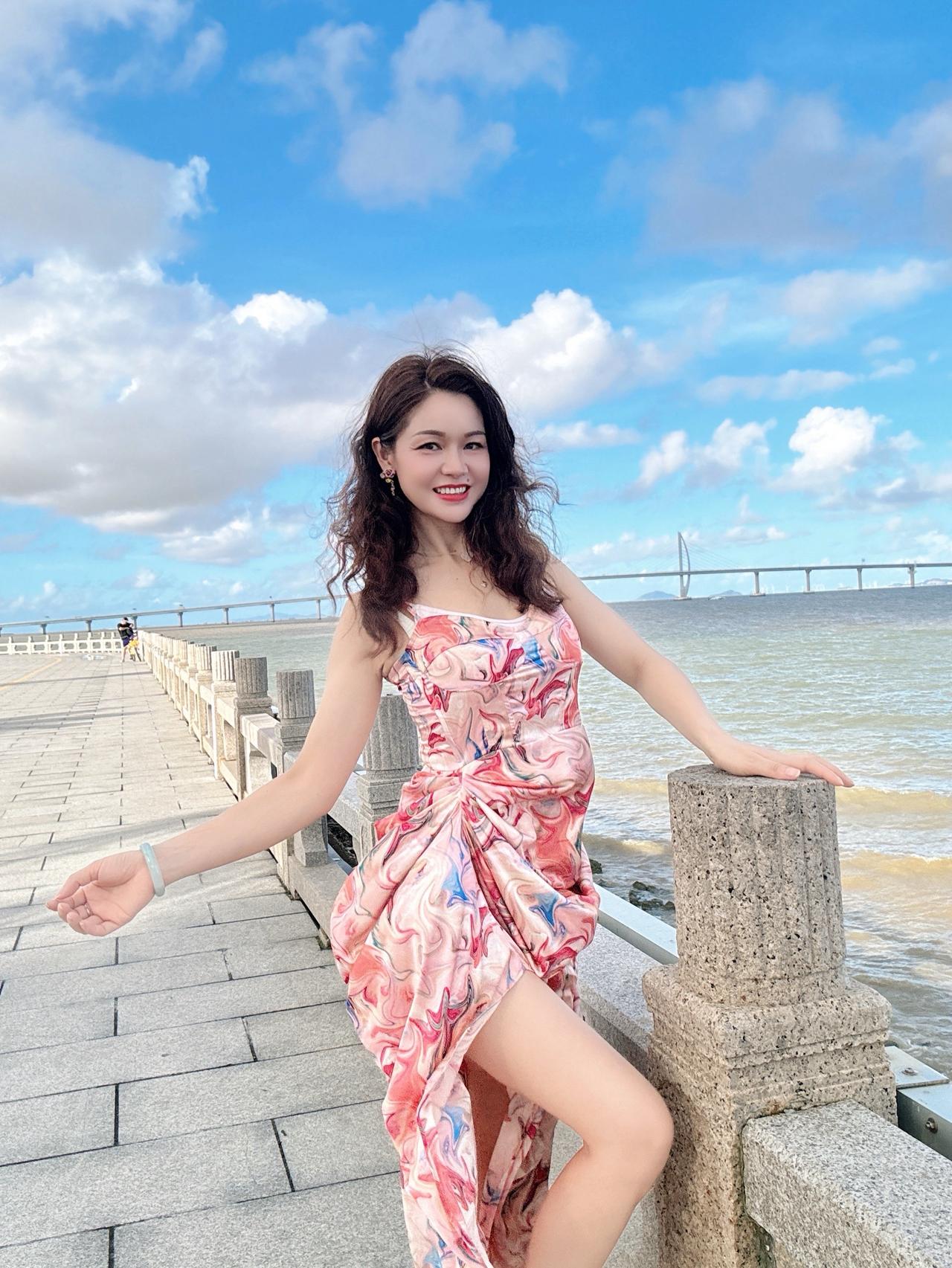 人生海海，山山而川。
我们终将明白，外界的评价不过是过眼云烟，内心的笃定才是永恒