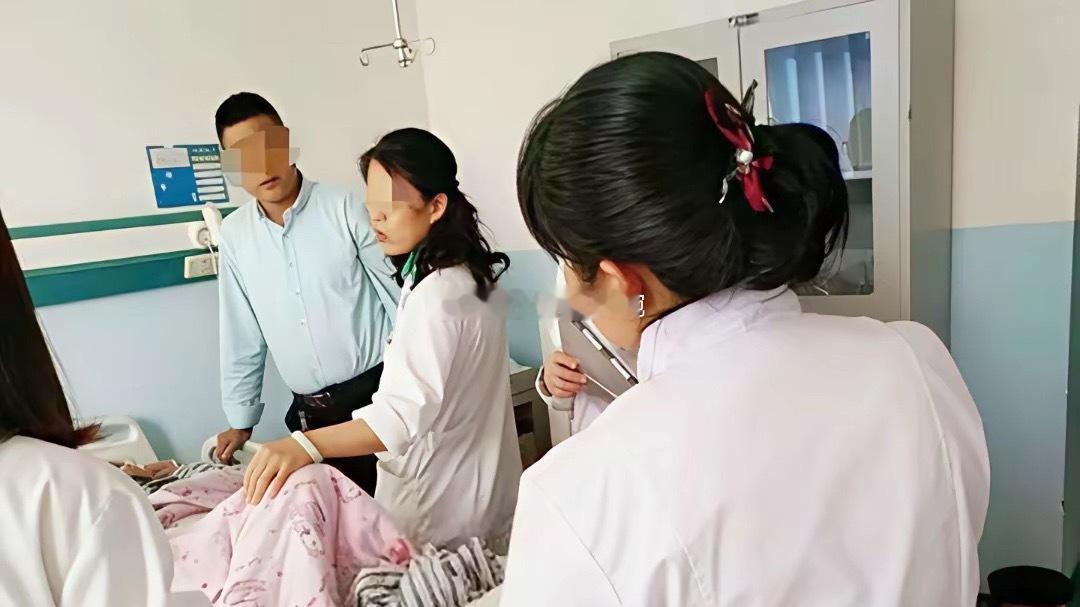湖北，一女子怀孕8个多月去医院产检。她跟医生抱怨道："宝宝踢我肚子可带劲了！"结