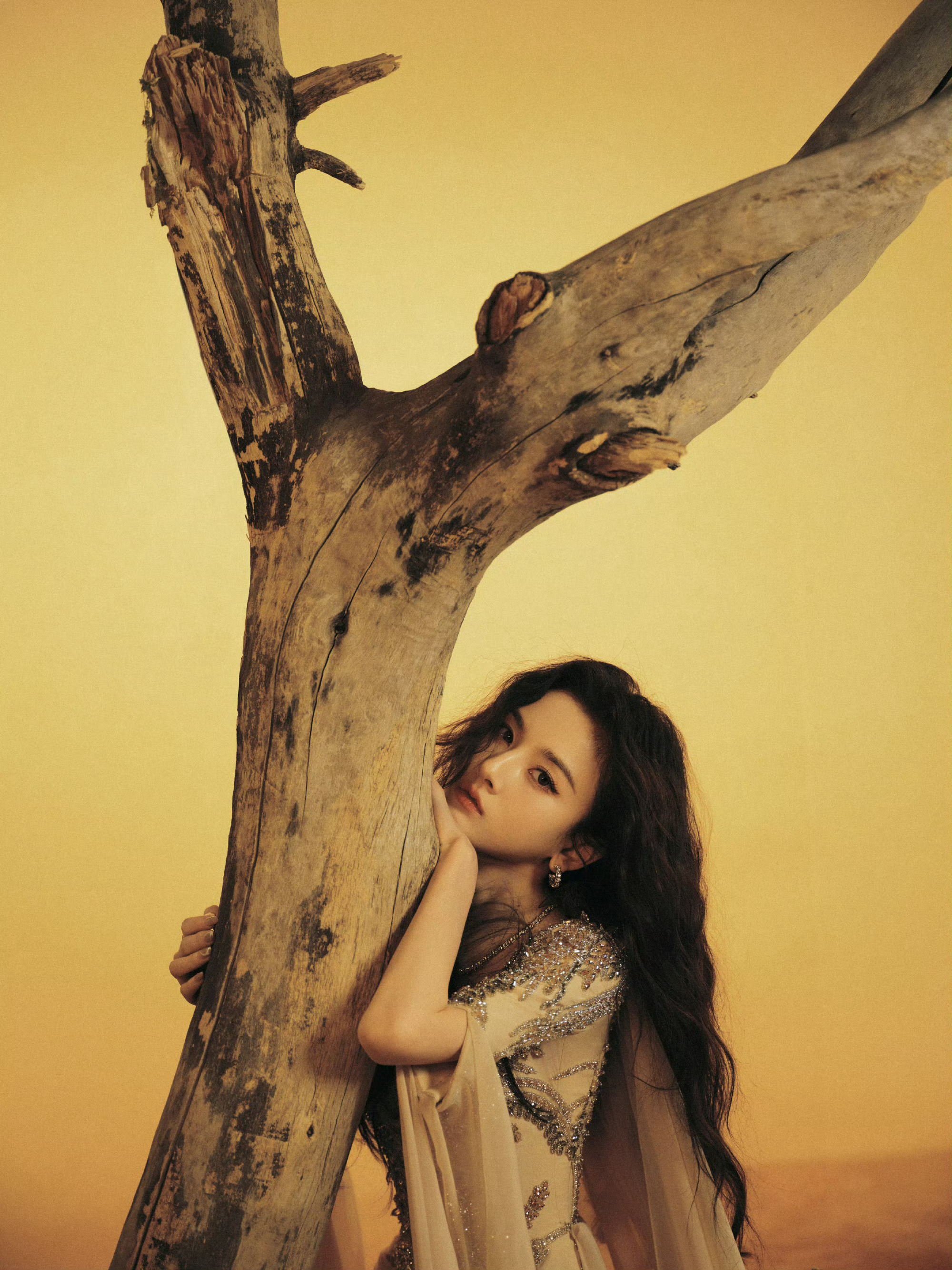 宋祖儿微博之夜出图，霞光万丈的沙漠神女！ 