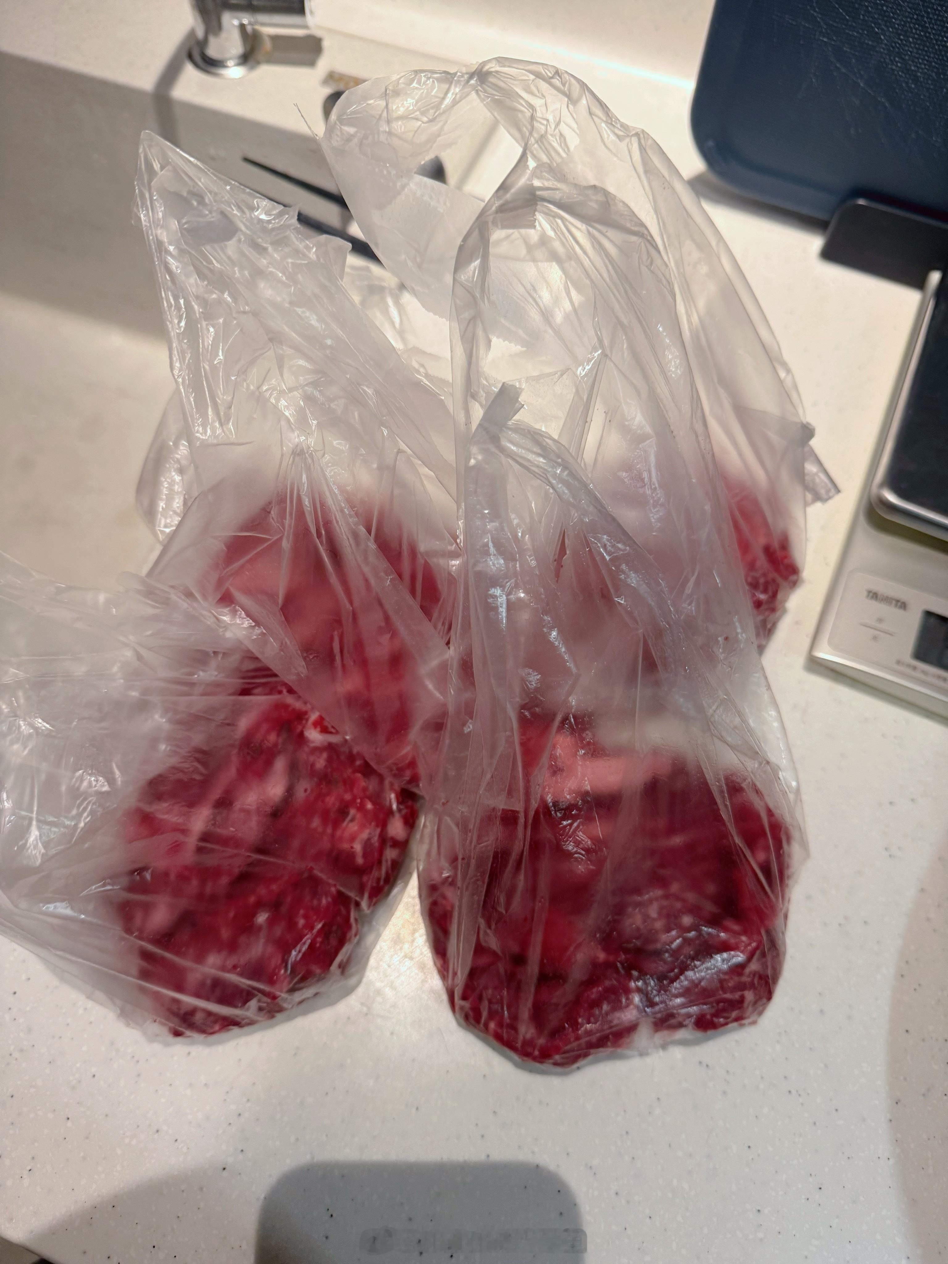 久违的卤鸡腿，难得有鱼姐点名要吃的东西，立马安排！🍗顺便买了点吊龙分装。🐂3