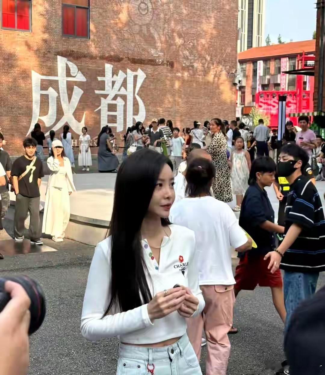 偶遇于文文街头打零工随手一拐弯就能撞见于文文在路边做街采？演唱会前一天，这位姐在