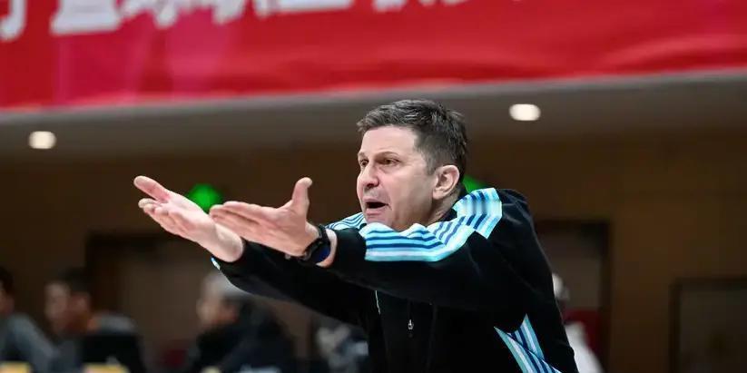 青岛不敌广州，赛后助理教练乌拉达接受采访，一针见血指出球队进攻太差，球迷表示:对