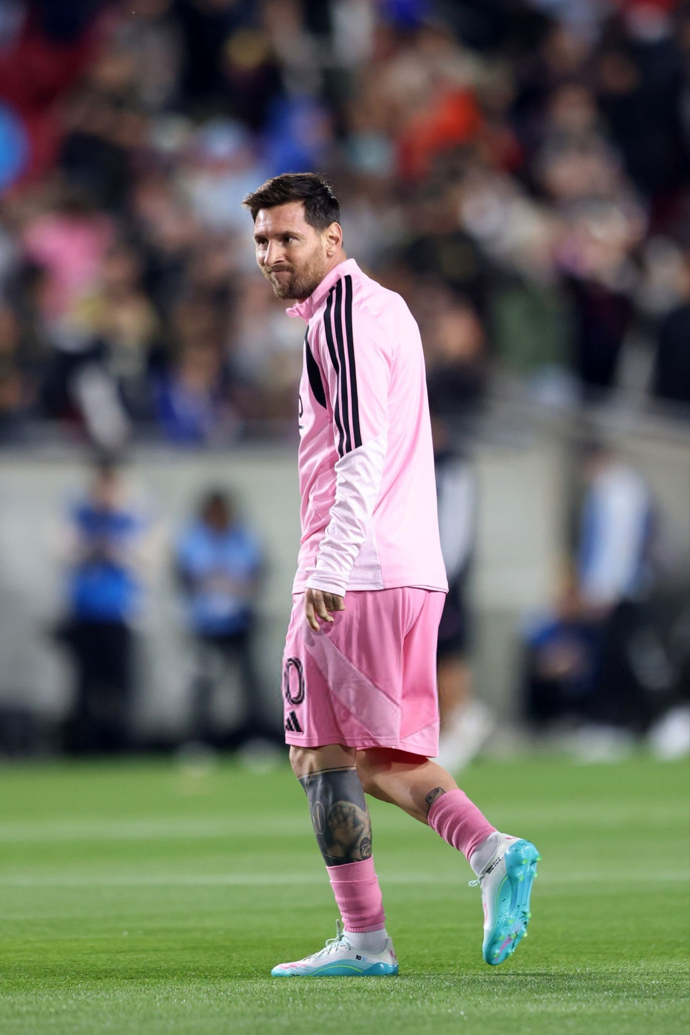 随着主裁判一声哨响，26赛季美职联首轮比赛洛杉矶fcvs迈阿密国际 正式开始！！