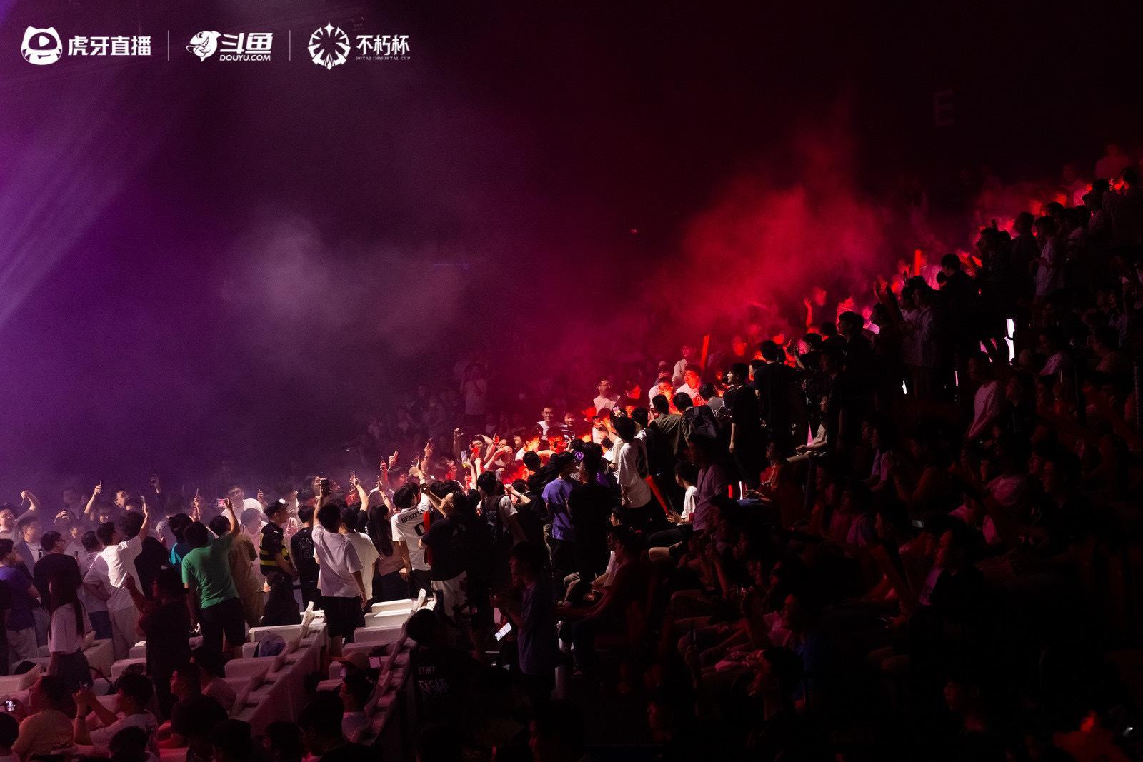 老头杯现场气氛真的超棒！和一个大Party一样，超好啊，不瞒你们说，我们想去下面