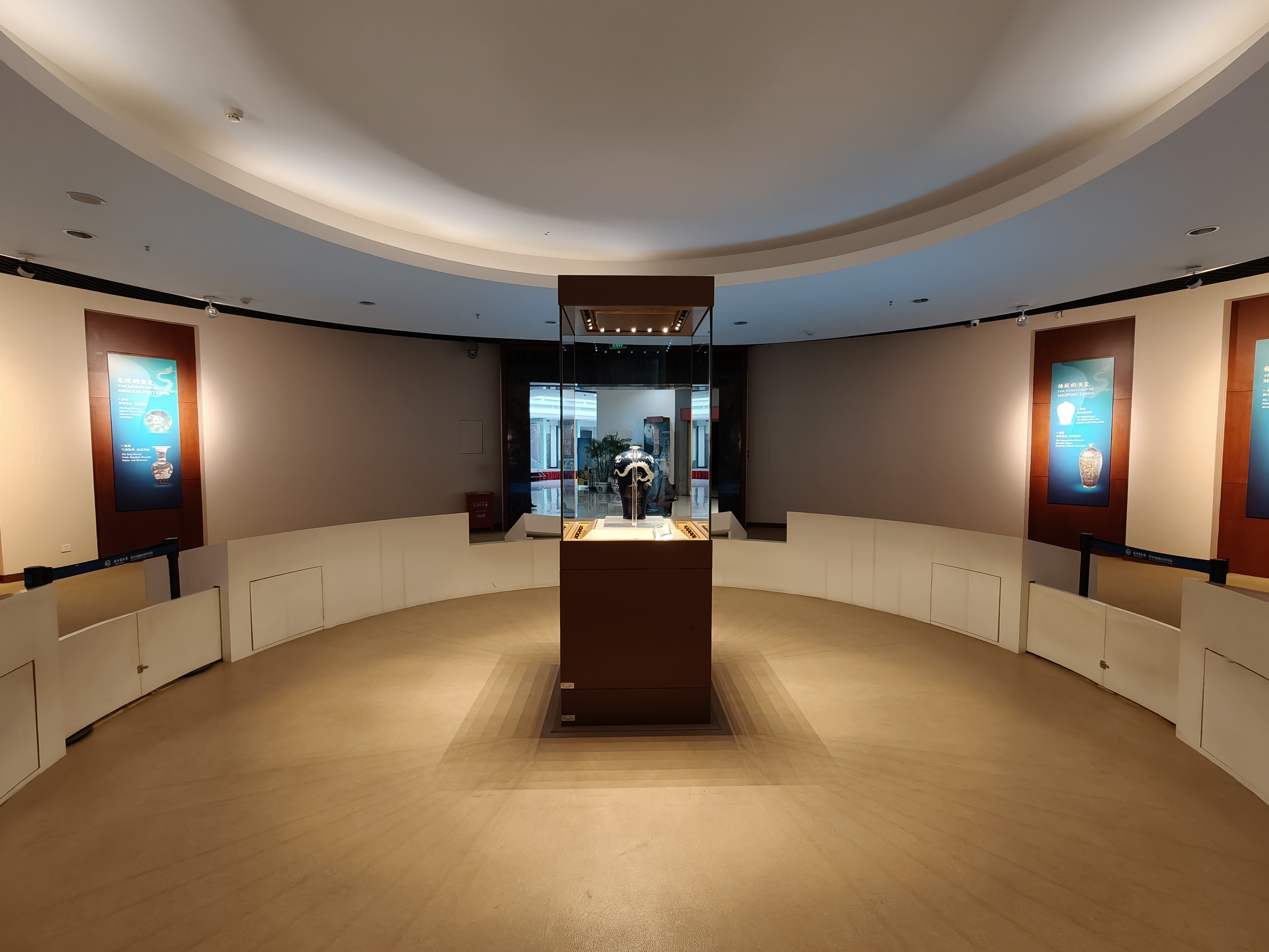 扬州博物馆的镇馆之宝——白龙梅瓶全世界只有三件类似的，最大，最美的一件就在扬州。